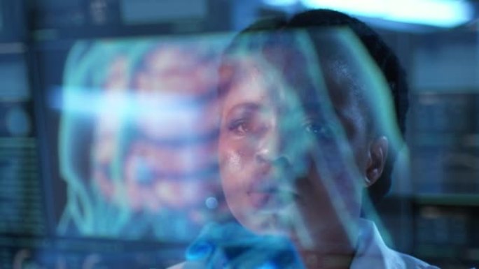 一位在现代实验室里体贴的非裔美国科学家，看着带有人体投影的HUD屏幕，我们在屏幕后面的特写镜头中看到