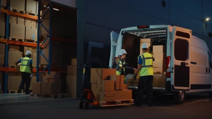 物流零售仓库外，库存经理使用平板电脑，与工人用纸箱装载送货卡车，在线订单，食品和药品供应，电子商务交
