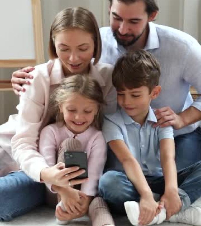 父母可以和孩子一起坐在地板上使用智能手机