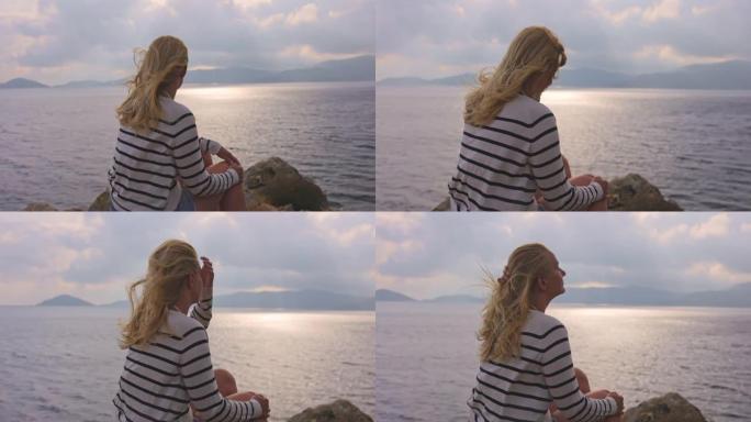 意大利厄尔巴岛沿岸一个金发女孩的慢动作视图。