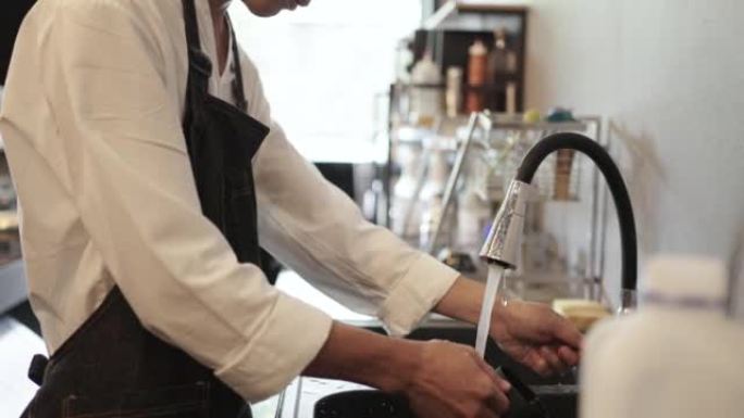 在咖啡厅使用咖啡机械的男士咖啡师