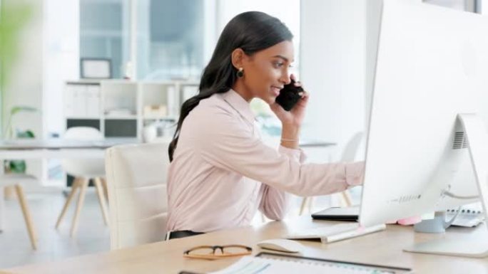 女商人在办公室里用电脑工作时打电话。敬业快乐的年轻专业人士在一家初创公司与客户沟通项目计划和讨论交易