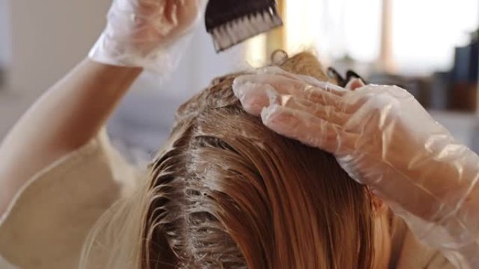 金发女人在家染发自己染头发的女人刷子染发