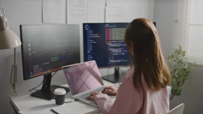 程序开发人员正在办公室的计算机上进行代码编程