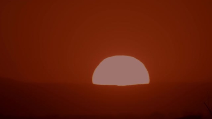 太阳落在山后的CU镜头