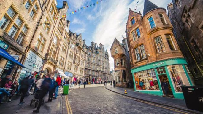 英国苏格兰爱丁堡老城区的人群步行和游客步行和观光的时间流逝