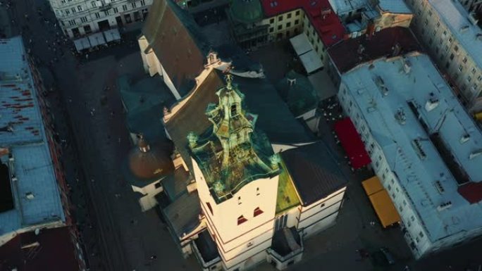 无人机飞越乌克兰利沃夫令人惊叹的历史悠久的拉丁大教堂建筑。夏季日出时的欧洲城市景观。