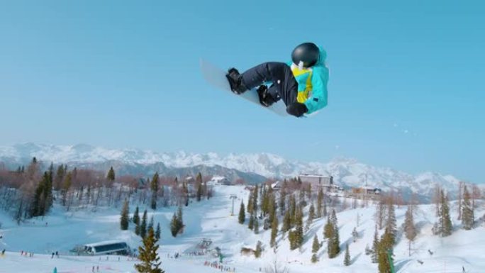 慢动作: 滑雪板在空中飞升，并做了一个令人叹为观止的把戏。