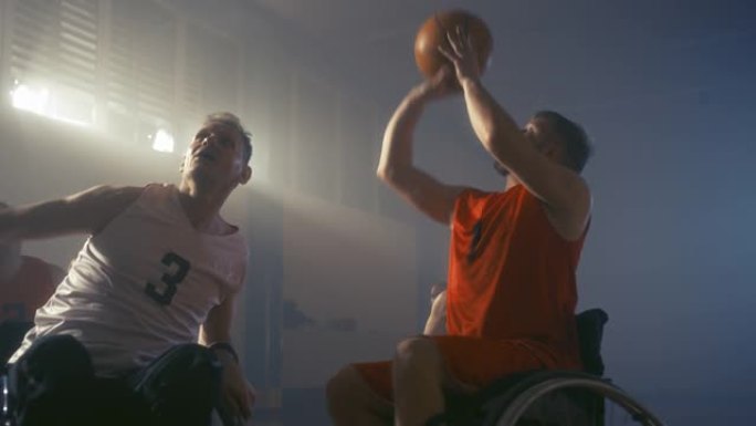 轮椅篮球场: 球员运球，投篮失篮，伤心失望。永不放弃的残疾人的决心，灵感，动机