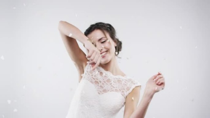 一个美丽的新娘在工作室背景下跳舞的4k视频片段