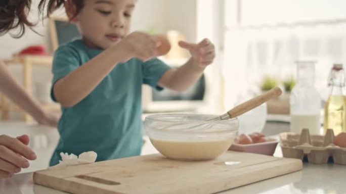 母子在厨房准备食物，慢动作