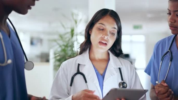 工作人员、医生和护士用平板电脑、妇女和头脑风暴进行诊断或交谈。团队，女性和医疗专业人员，用于医疗保健
