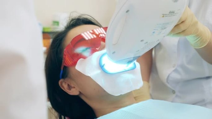 一名妇女正在接受口腔卫生程序