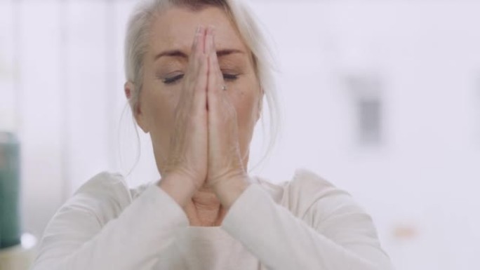 一位白人高级妇女在练习瑜伽时双手和谐地冥想的肖像。平静而放松的女士在祈祷压力缓解与和平时感觉禅