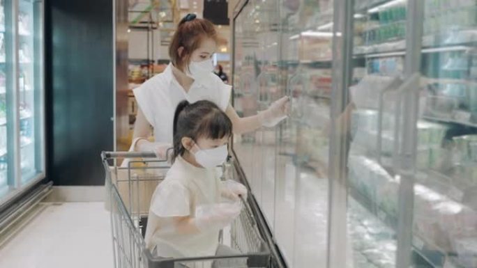 亚洲母女戴口罩逛超市快乐亚洲家庭新常态生活方式