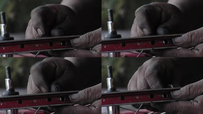 一个人的手在旧自行车上调节刹车片。特写。