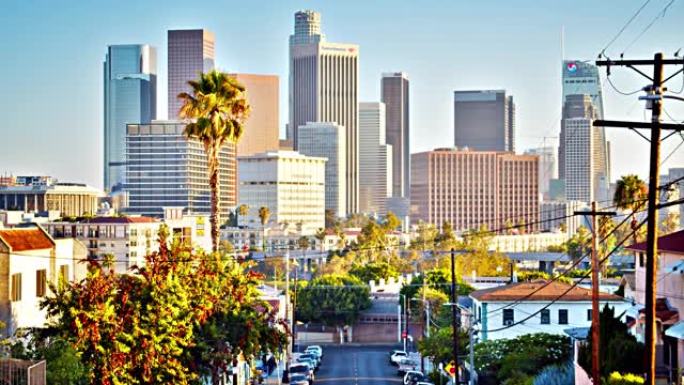 洛杉矶金融区通过住宅。棕榈树。
