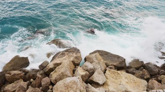 水冲向岩石海岸海风海水