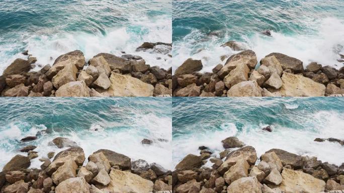 水冲向岩石海岸海风海水