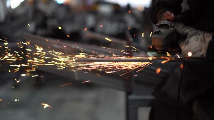 电焊焊接钢火花四溅切割焊接工人