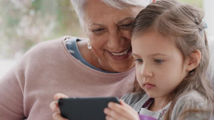小女孩展示奶奶如何使用智能手机教学奶奶现代科技智能孩子在家帮奶奶带手机4k