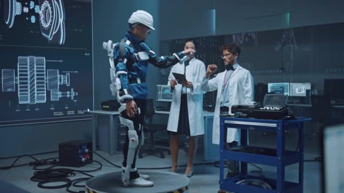 在机器人技术开发实验室: 工程师和科学家研究仿生外骨骼原型，并进行人员测试。设计可穿戴的Exosui