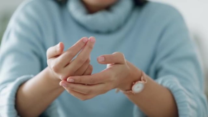 女人在她的手上敲开指关节，焦虑和紧张的手势。关闭年轻女性的压力，焦虑和压力，习惯弹出手指和手的关节，