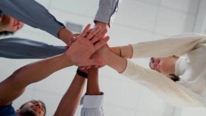 业务人员，双手与团队和支持，协作和团队建设低角度。商务会议、与信任、社区的联系以及团队合作和动力的团