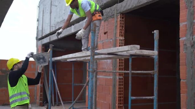 在建筑工地工作的建筑工人