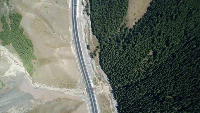 森林与山脉之间的新疆公路俯视图