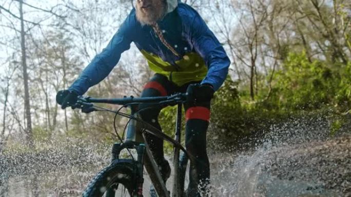 超级SLO MO自行车手骑自行车过河