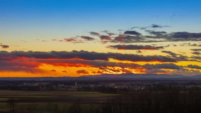 Timelapse美丽的日落天空，斯洛文尼亚莫拉夫斯克托普利采上方有积云，从右向左移动