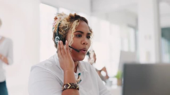 女人，呼叫中心，并通过电话和CRM与我们联系，在客户服务或电话营销中与耳机进行通信。技术、连接和在线