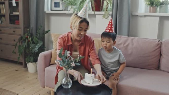 亚洲小男孩在家和妈妈庆祝生日