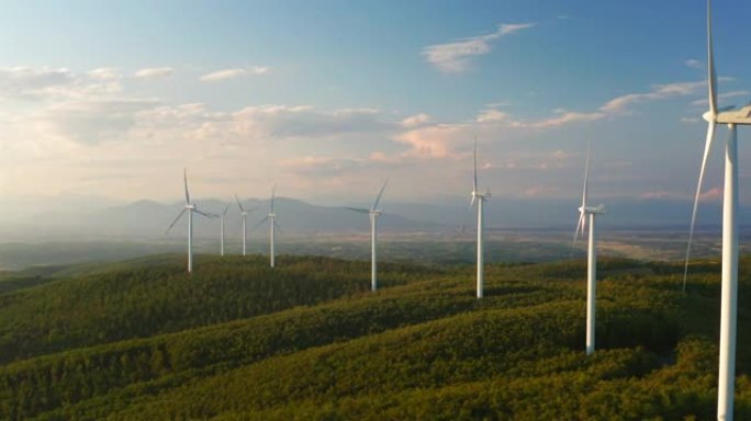 在日落时分，风车在风力的作用下旋转，并以绿色生态的方式向地球产生可再生能源。