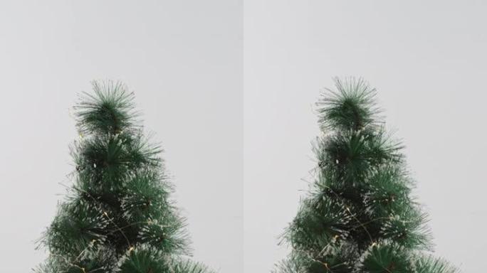 白色背景上木架上的一棵小圣诞树的垂直拍摄