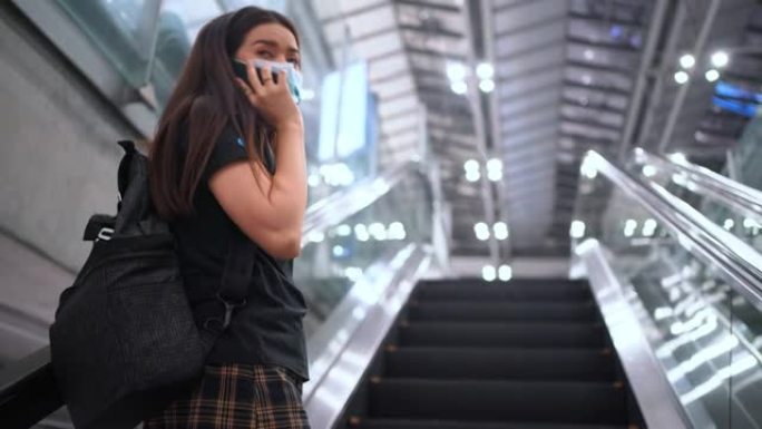 独自旅行的女人在机场度假时用手机聊天