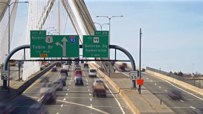 延时: 美国马波士顿市中心的波士顿扎基姆大桥高速公路。
