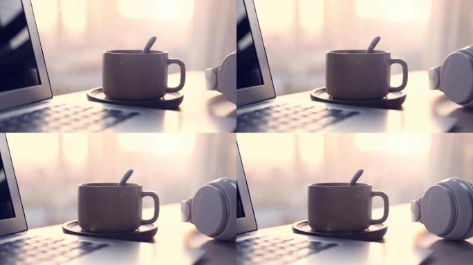 桌子上的笔记本电脑和咖啡杯