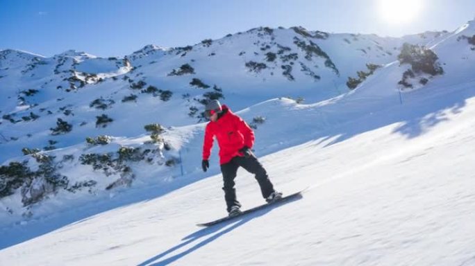 在阳光明媚的日子里，滑雪者沿着滑雪坡骑行