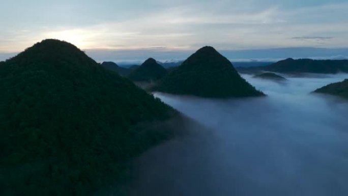 山晨雾云鸟瞰图高山峰山脉连绵秋天