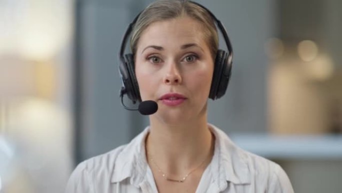 快乐的呼叫中心代理在帮助客户的同时使用无线耳机。快乐，自信的总机操作员在协助客户，在服务台，热线或客