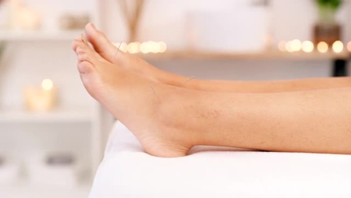 脚，针灸和治疗与妇女在水疗中心的健康或在按摩床上放松。在压力缓解或治疗中心与女性顾客进行理疗、医疗和