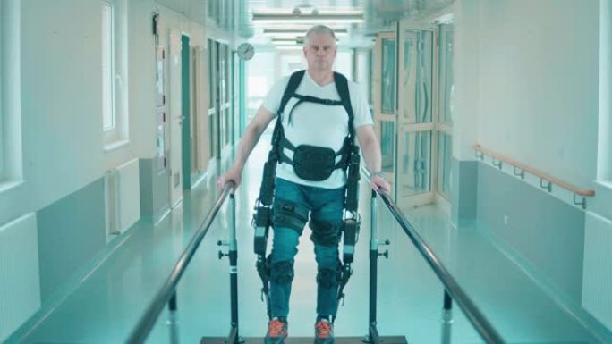 身在外骨骼的残疾男子正沿着医院缓慢行走