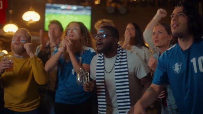 足球俱乐部成员为他们的球队欢呼，参加国际杯决赛。支持球迷站在酒吧里，欢呼，举手并大喊大叫。朋友在进球