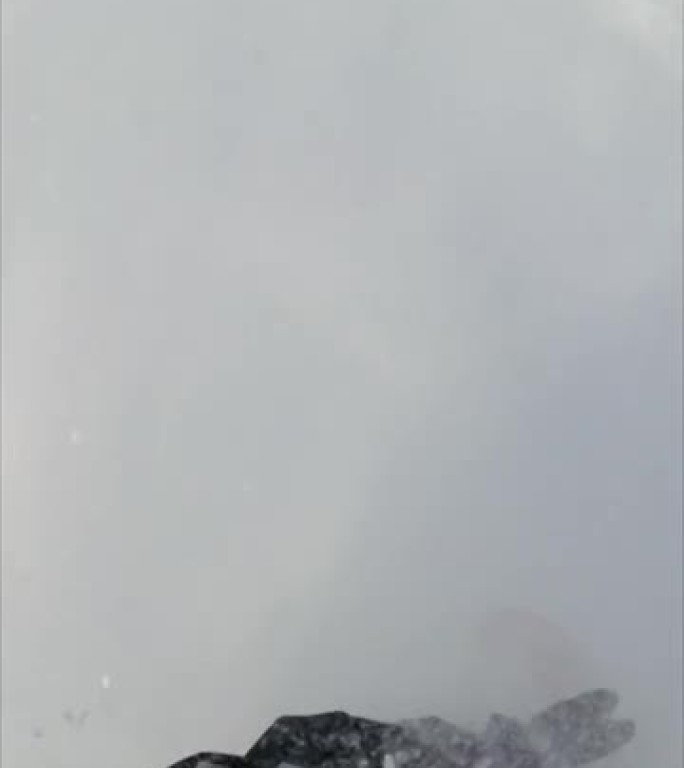 山区自由式滑雪板滑雪板的垂直视频POV拍摄