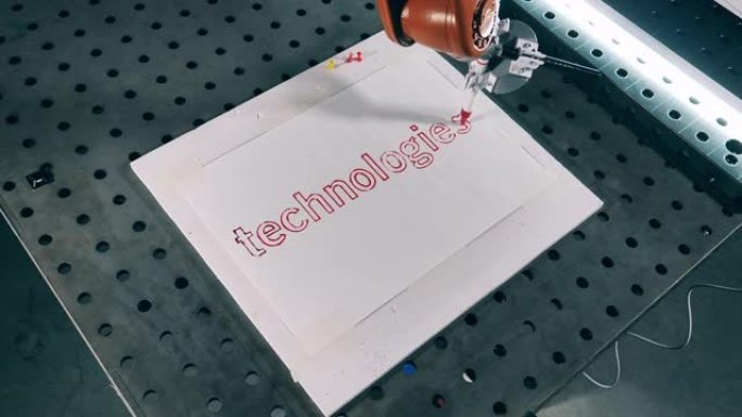 机器人机构正在用夏普在纸上书写