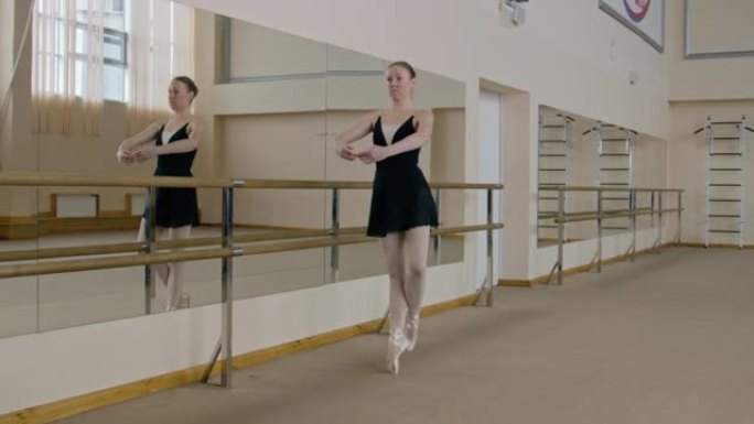 穿着训练紧身衣的芭蕾舞女演员tip脚