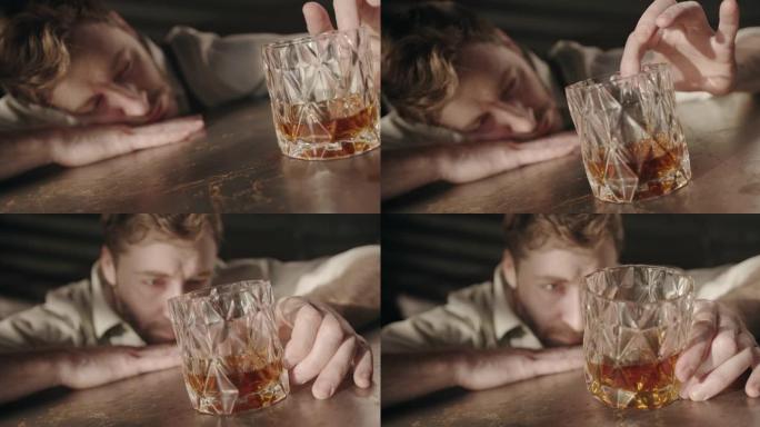 在黑暗的房间里，一个悲伤的醉酒商人在他面前翻着波旁威士忌，悲伤地看着它