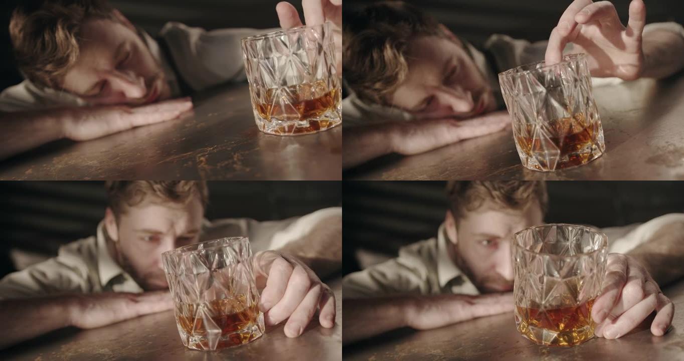 在黑暗的房间里，一个悲伤的醉酒商人在他面前翻着波旁威士忌，悲伤地看着它